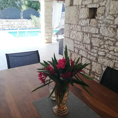 Lory Sveti Lovrec Pazenaticki