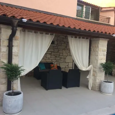 Lory Sveti Lovrec Pazenaticki